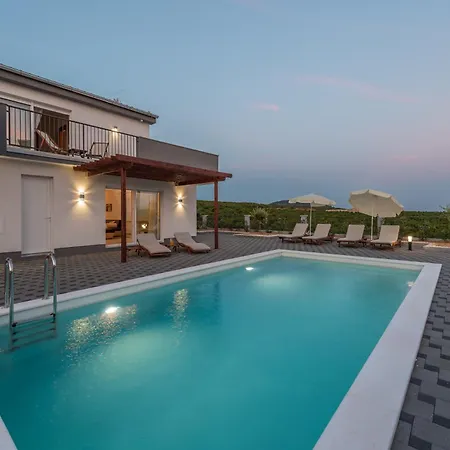 Dalmacija Vi Villa *